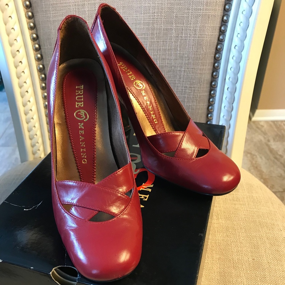 VINTAGE 90s LEATHER PUMPS BY TRUE MEANING